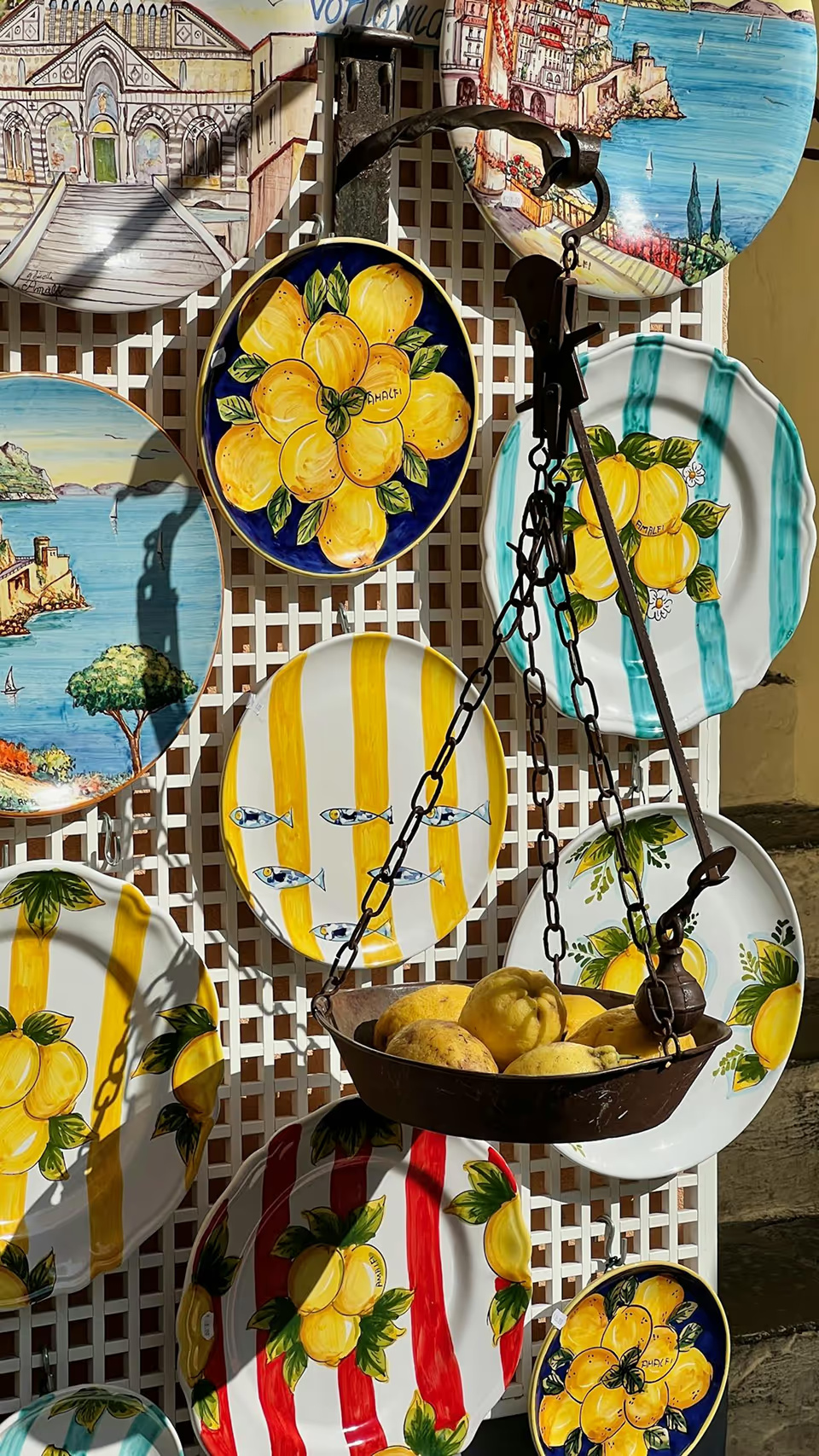 Image of decorative plates in the wall  with lemons and italian figures.
