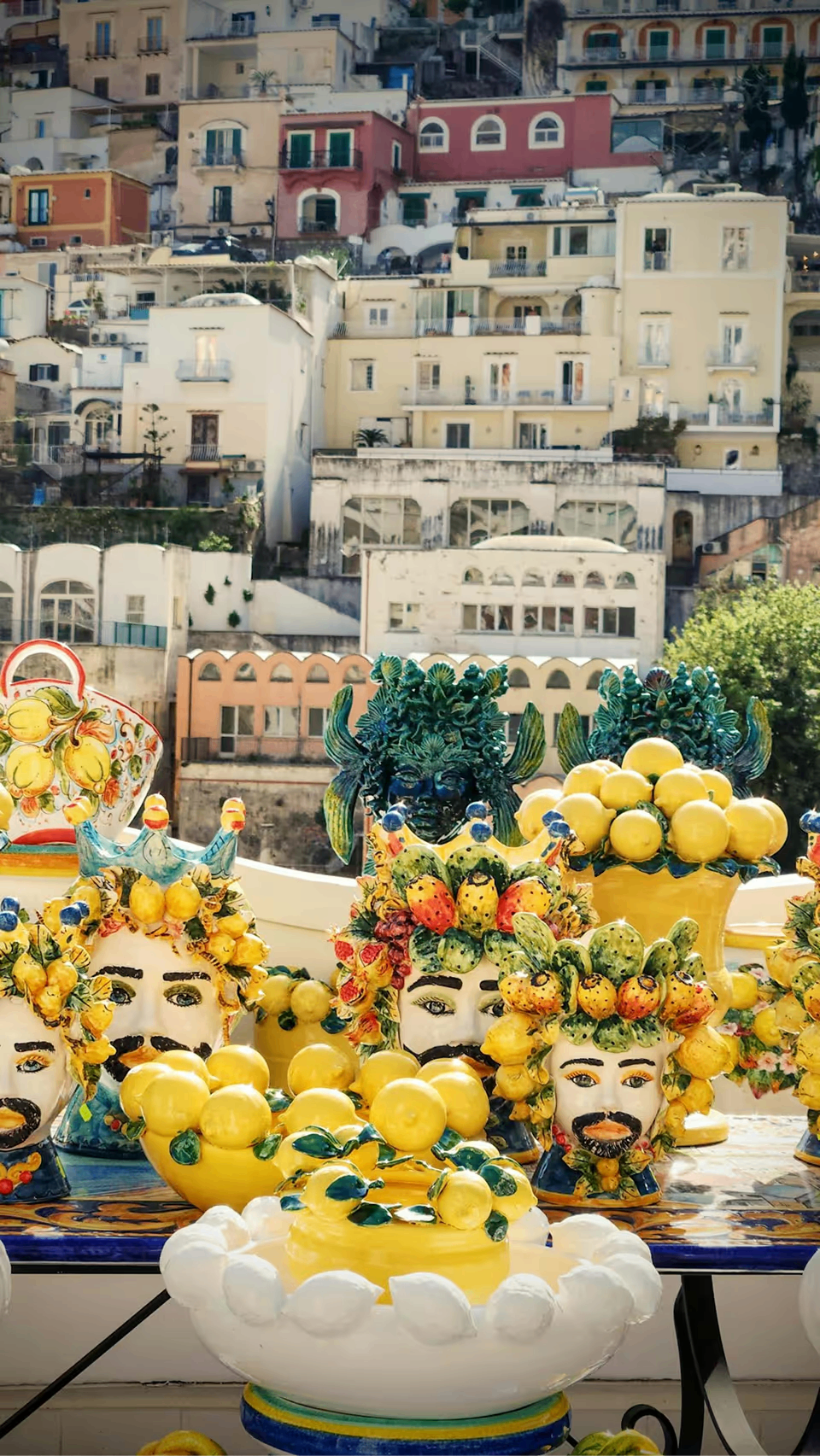 Image of a terrasse with a lot of decorative objects.